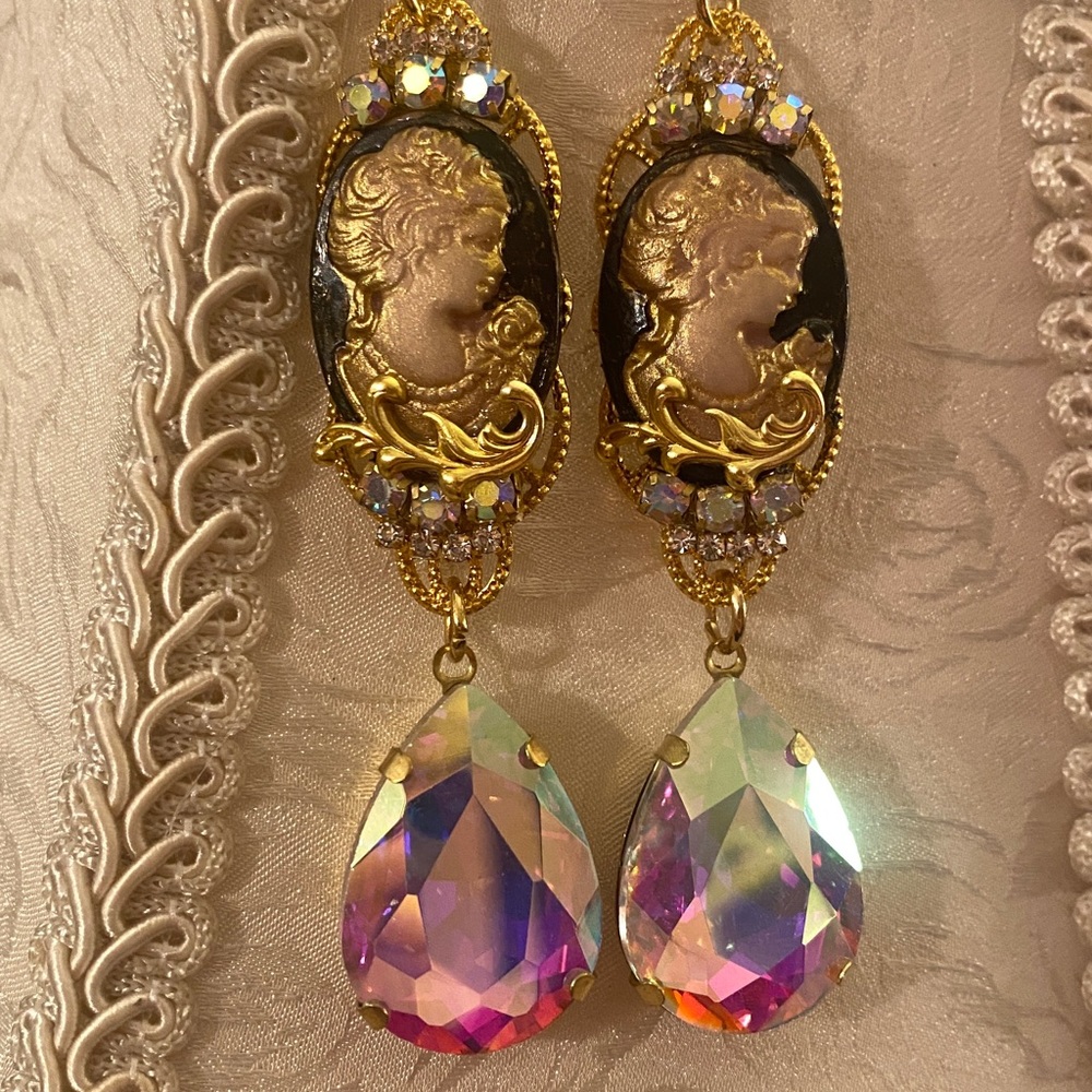 Cameo drop earrings
